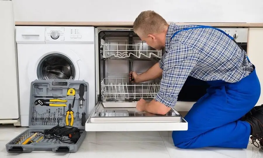 Foça Vaillant servisi teknisyen ekibi beyaz eşya tamiri yaparken